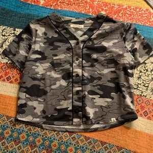 Black and gray camouflage jersey crop top